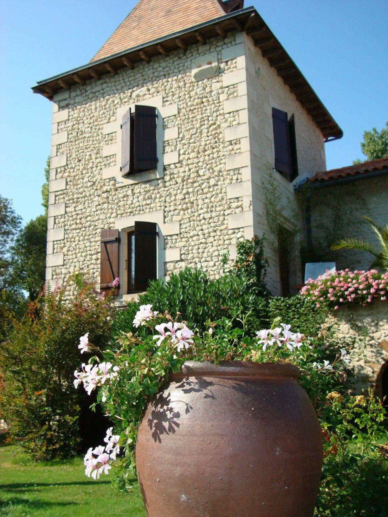 Отель Moulin Rouhaud Montboyer Экстерьер фото