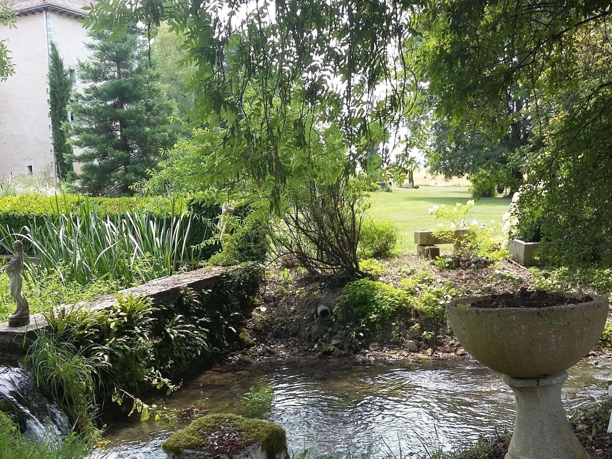 Отель Moulin Rouhaud Montboyer Экстерьер фото